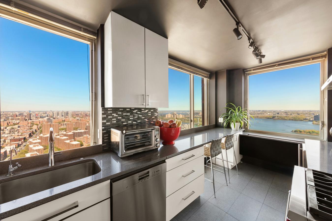 New York, New York, 10128, United States, 3 Bedrooms Bedrooms, ,3 BathroomsBathrooms,Residential,For Sale,2044884
