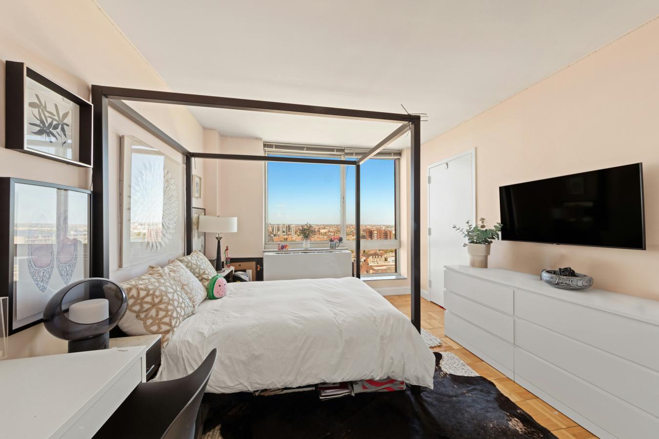 New York, New York, 10128, United States, 3 Bedrooms Bedrooms, ,3 BathroomsBathrooms,Residential,For Sale,2044884