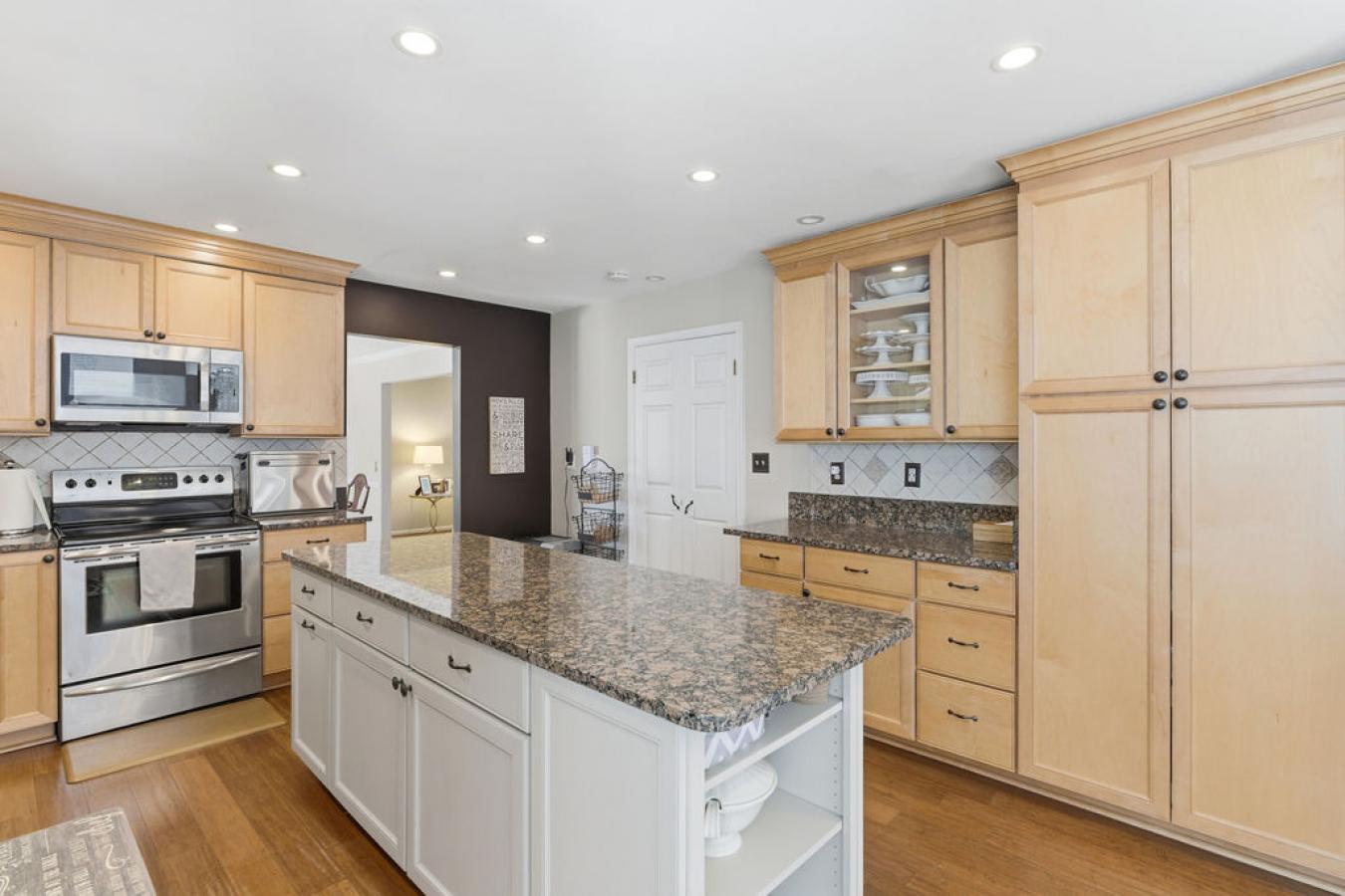 Germantown, Montgomery, 20874, United States, 6 Bedrooms Bedrooms, ,3 BathroomsBathrooms,Residential,For Sale,2045650