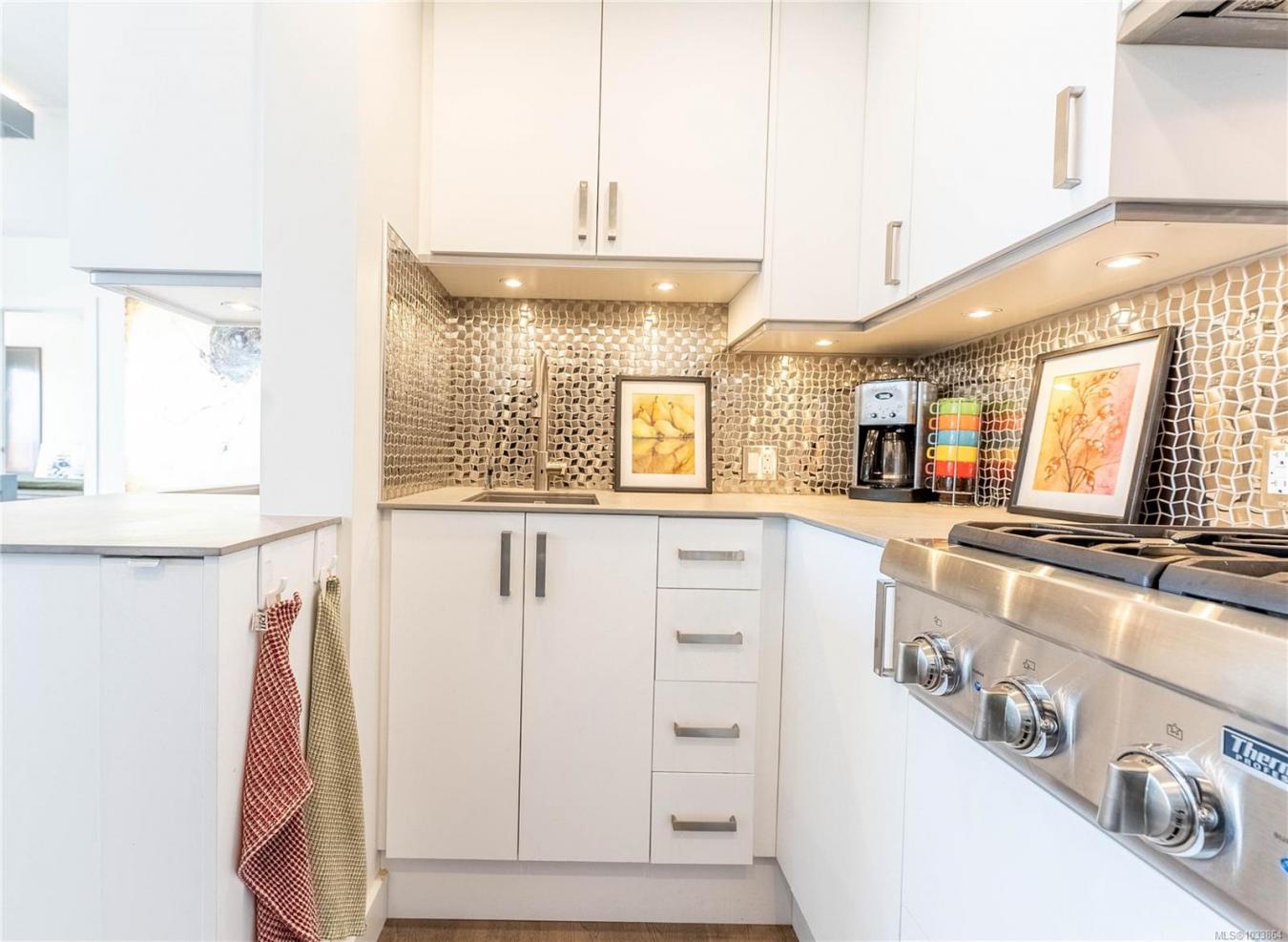 Sidney, Sidney, V8L 3C8, Canada, 2 Bedrooms Bedrooms, ,2 BathroomsBathrooms,Residential,For Sale,2045647
