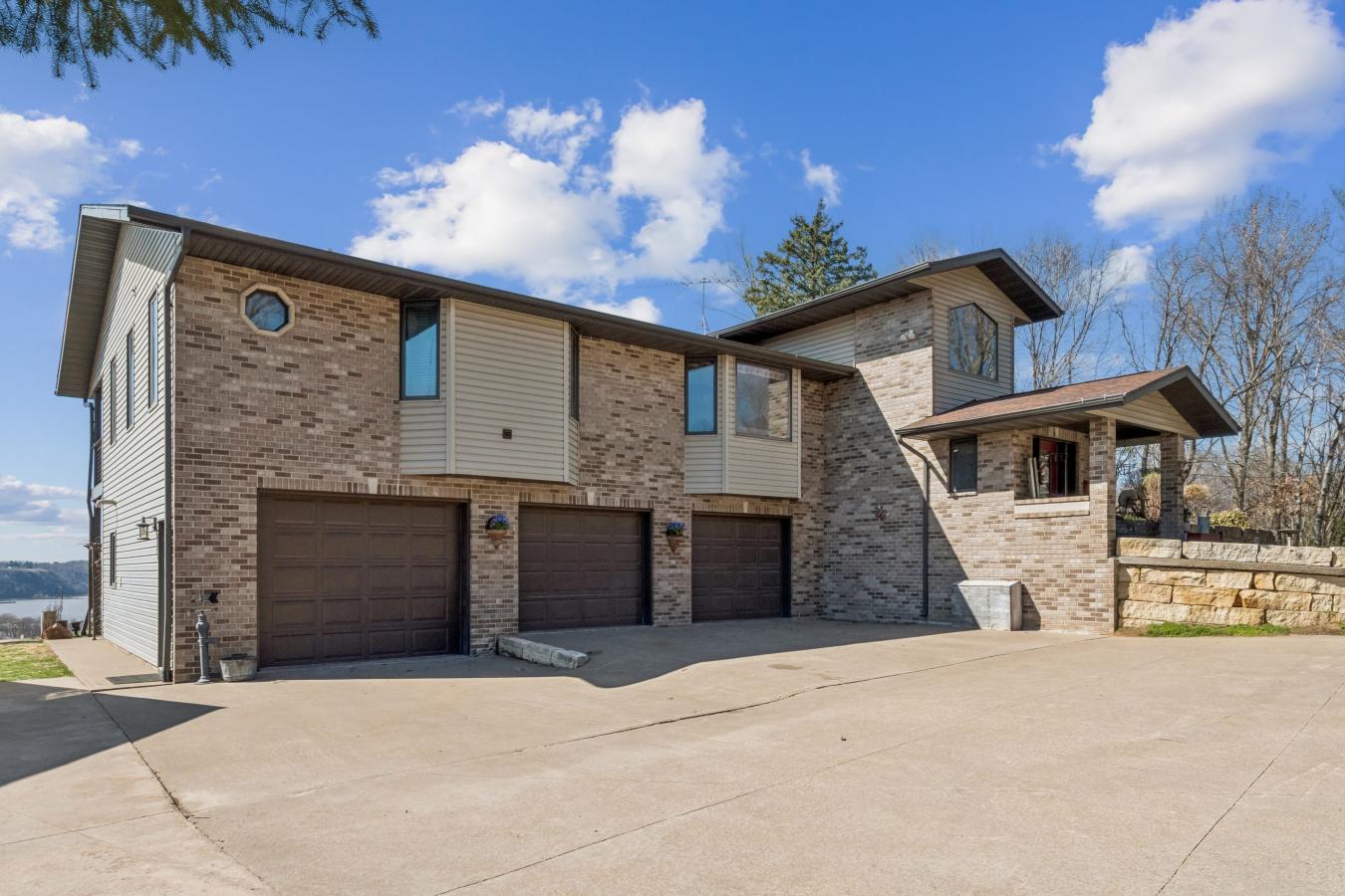 Hazel Green, Grant, 53811, United States, 4 Bedrooms Bedrooms, ,3 BathroomsBathrooms,Residential,For Sale,2045627