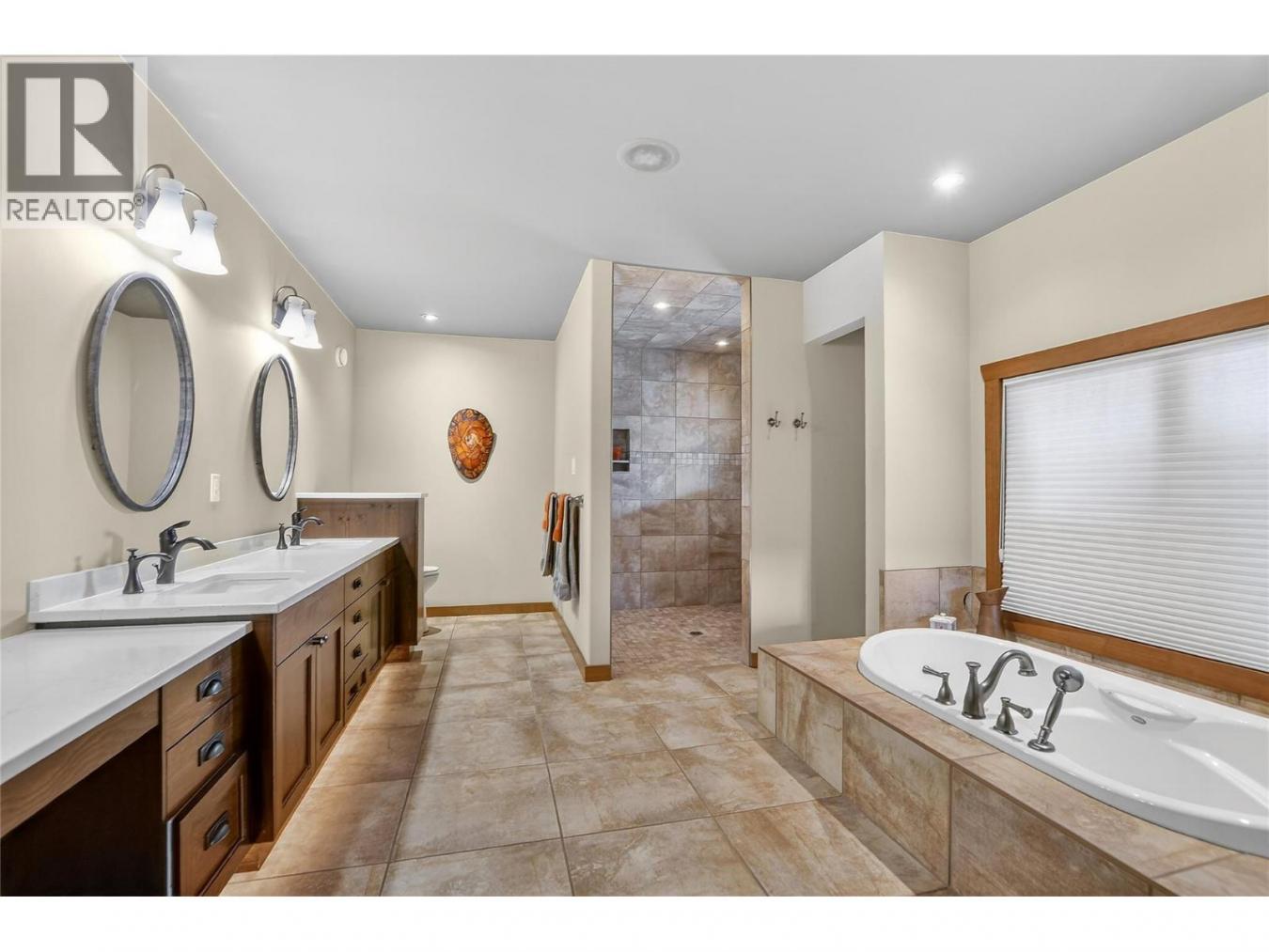Kaleden, BC, V0H1K0, Canada, 6 Bedrooms Bedrooms, ,5 BathroomsBathrooms,Residential,For Sale,2045733