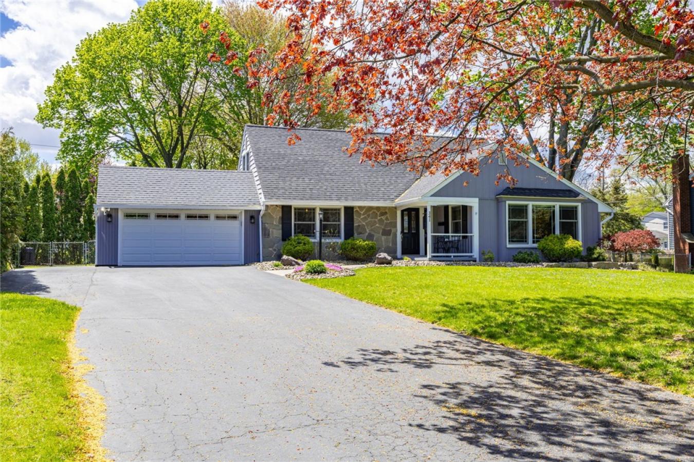 This Cape Cod has a first-floor primary suite. Exceptional craftsmansh – image 4