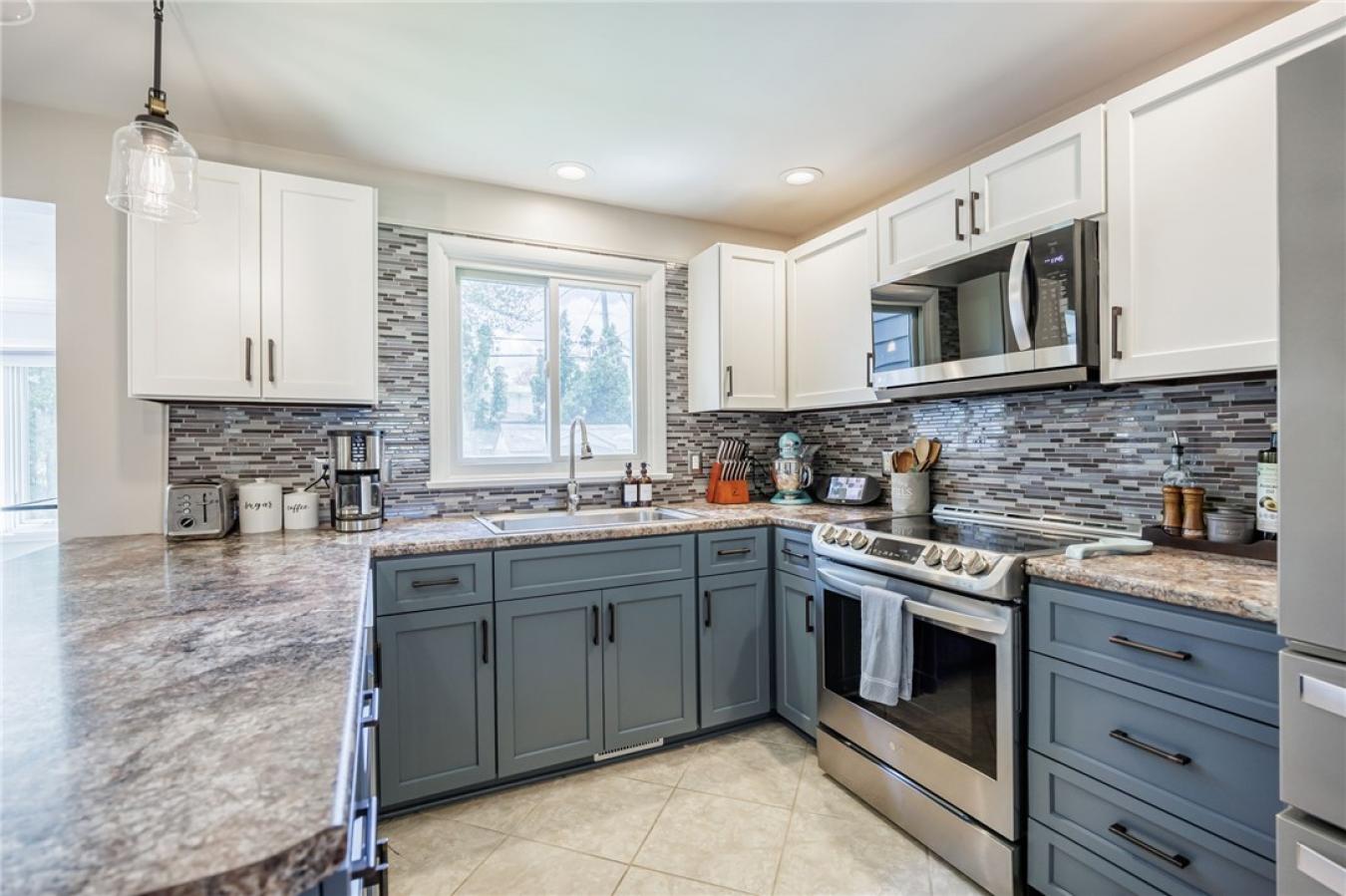 This Cape Cod has a first-floor primary suite. Exceptional craftsmansh – image 8