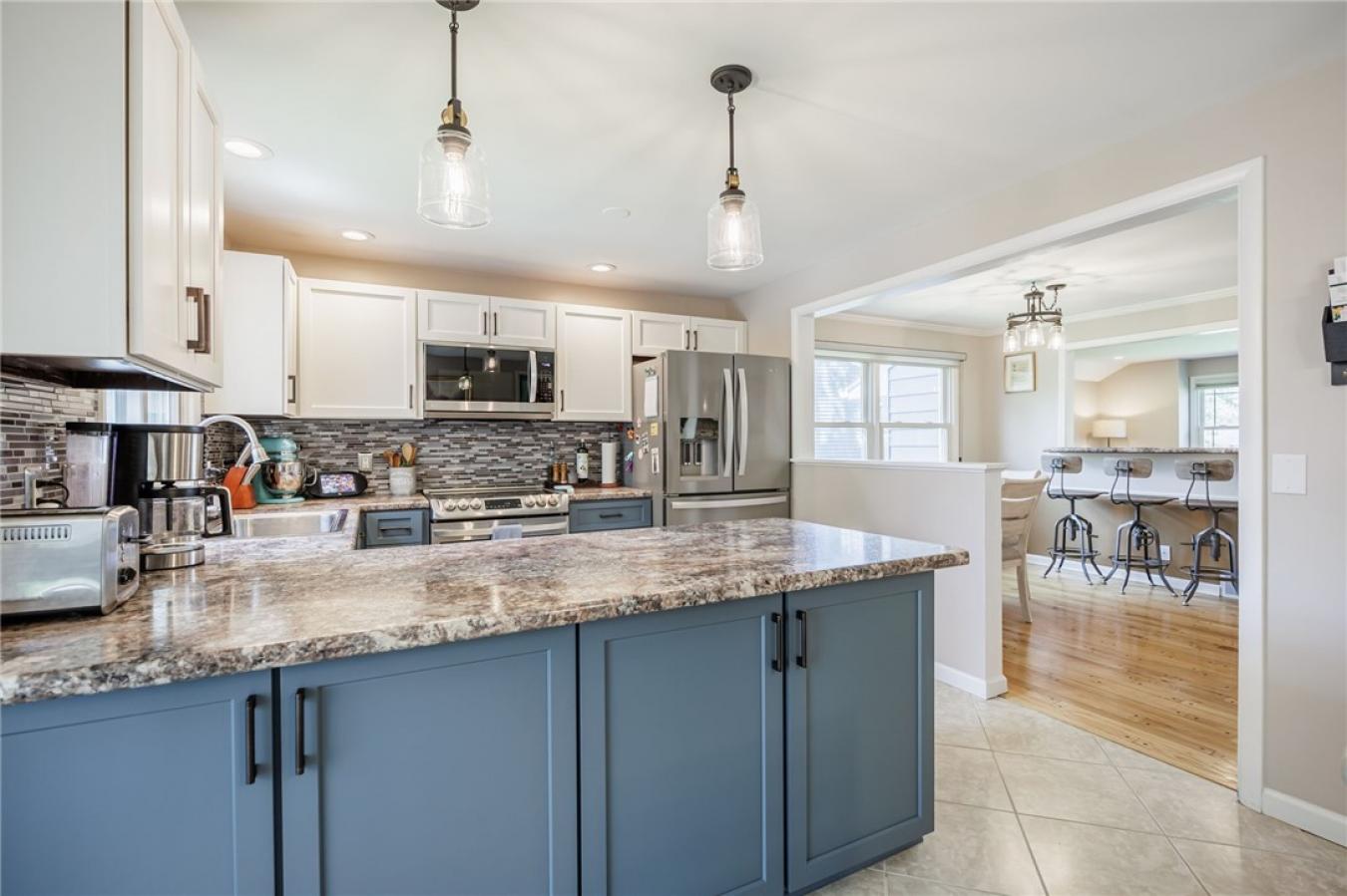 This Cape Cod has a first-floor primary suite. Exceptional craftsmansh – image 9