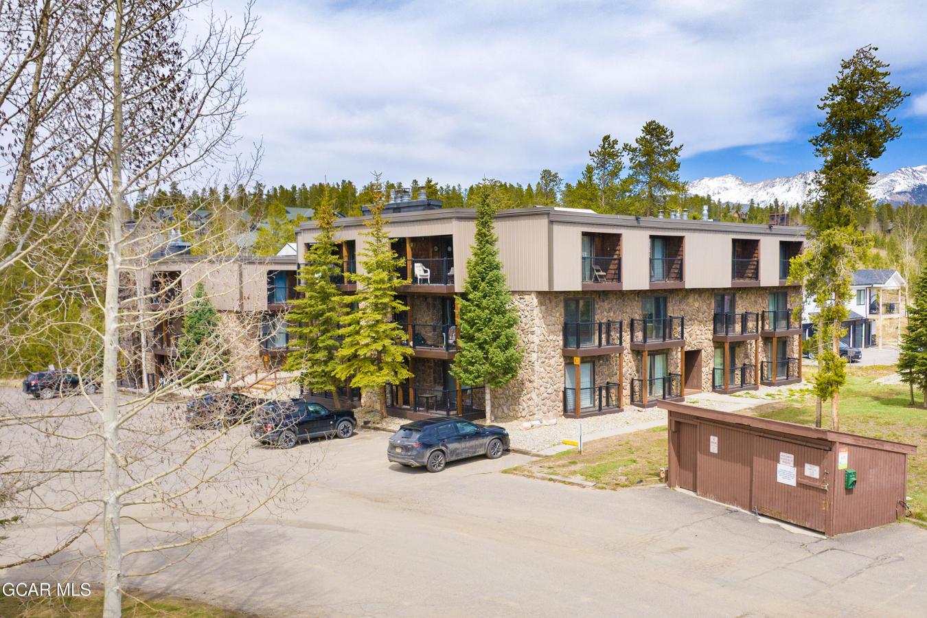 This inviting mountain retreat makes for a perfect full-time home, wee – image 3