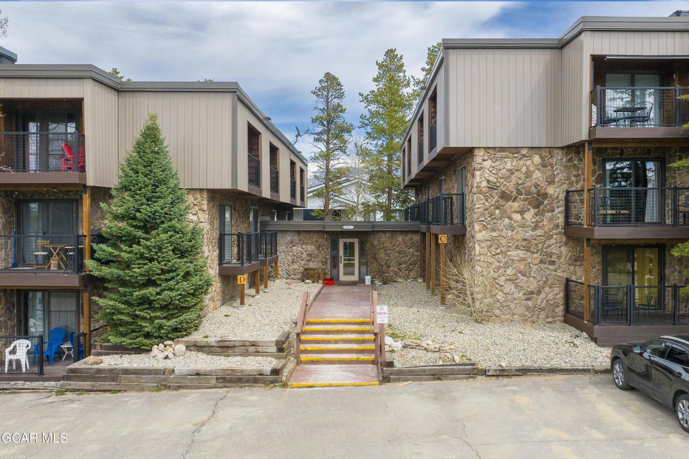 This inviting mountain retreat makes for a perfect full-time home, wee – image 4