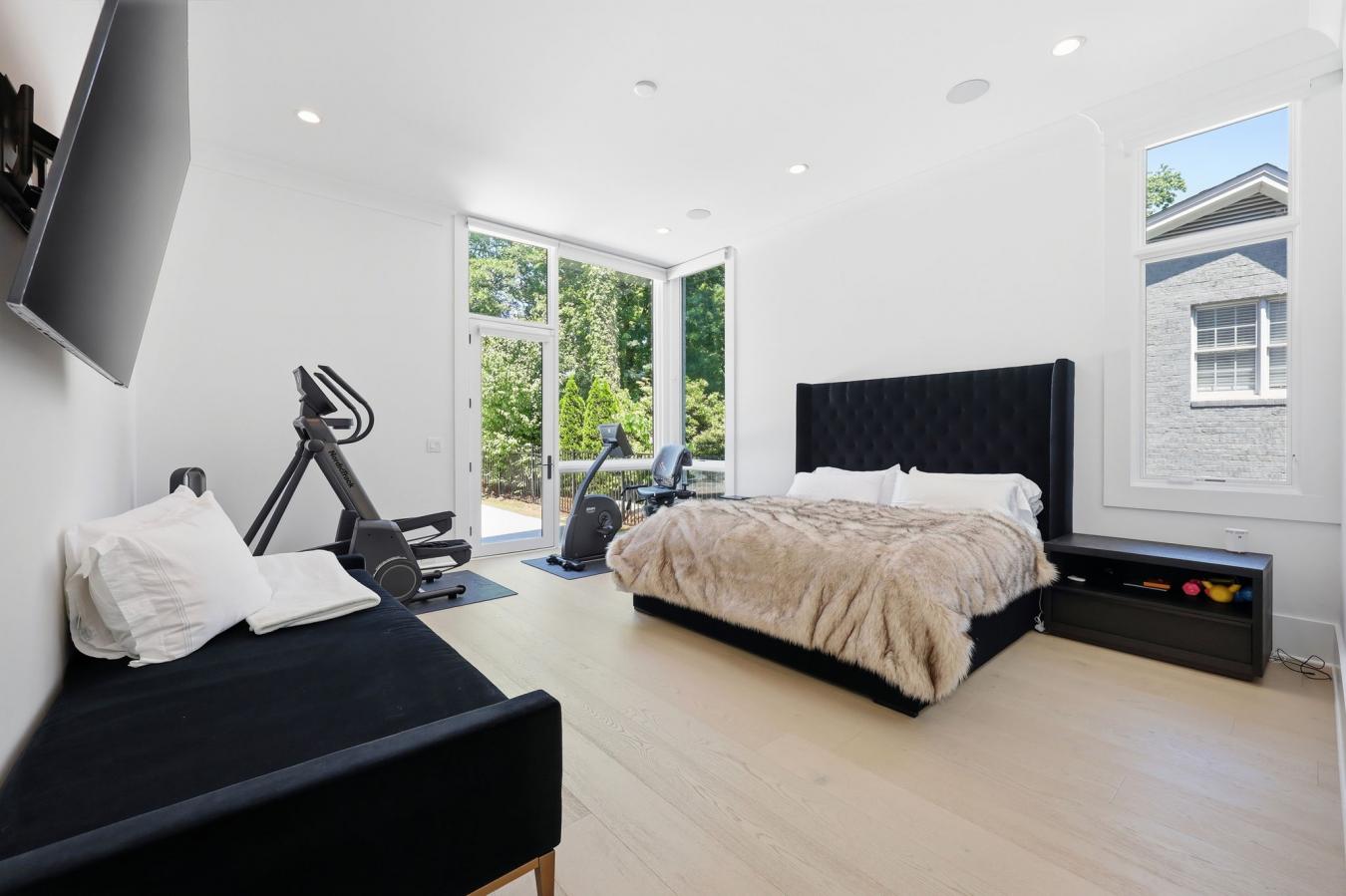 Raleigh, North Carolina, 27609, United States, 4 Bedrooms Bedrooms, ,6 BathroomsBathrooms,Residential,For Sale,2049933
