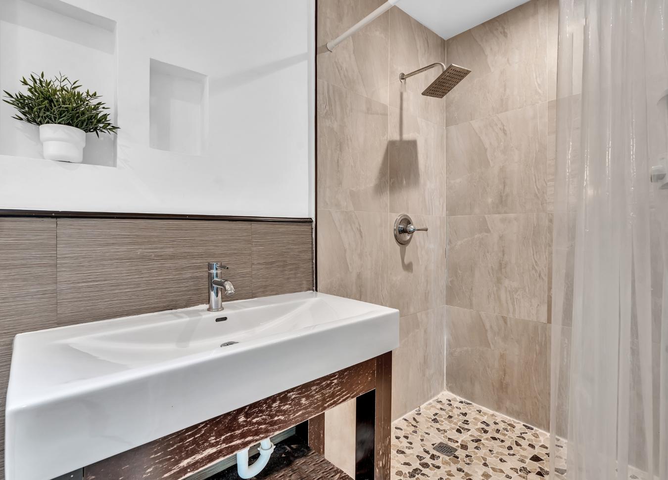 North Miami, Florida, 33181, United States, 5 Bedrooms Bedrooms, ,3 BathroomsBathrooms,Residential,For Sale,2049931