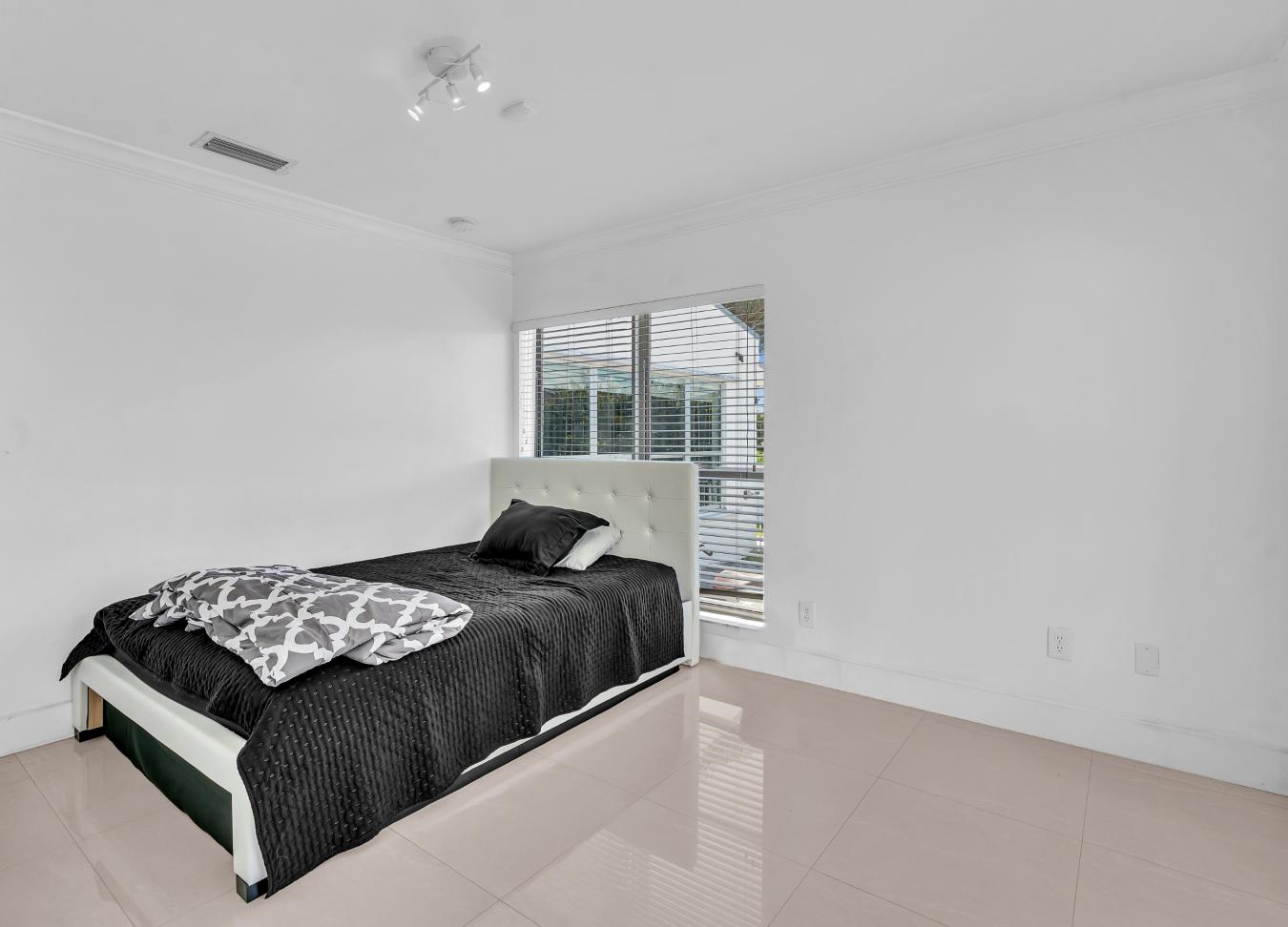 North Miami, Florida, 33181, United States, 5 Bedrooms Bedrooms, ,3 BathroomsBathrooms,Residential,For Sale,2049931