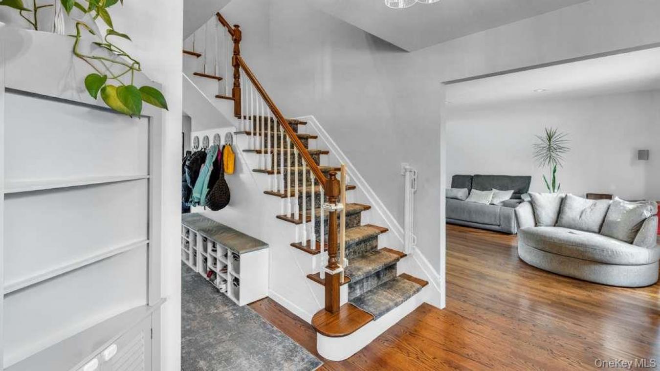 Huntington, Suffolk County, 11743, United States, 4 Bedrooms Bedrooms, ,2 BathroomsBathrooms,Residential,For Sale,2049925