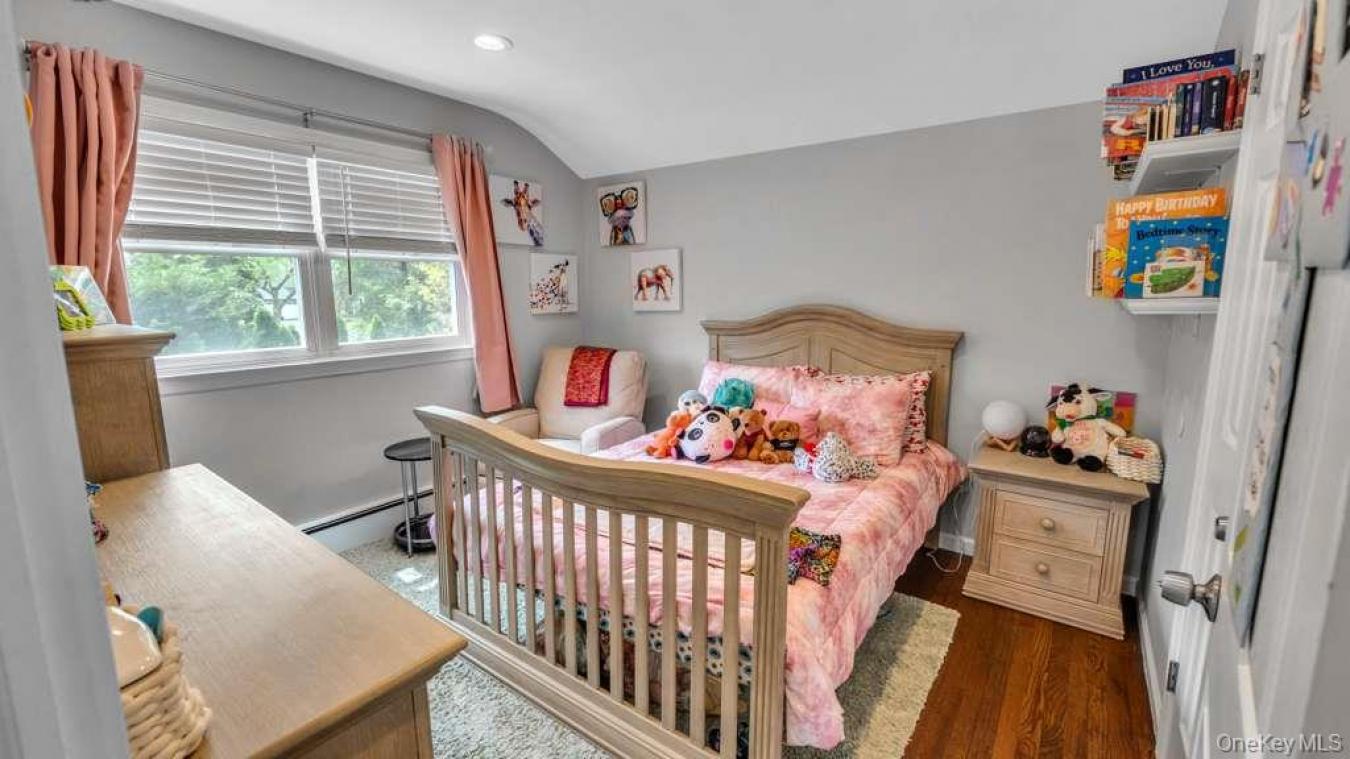 Huntington, Suffolk County, 11743, United States, 4 Bedrooms Bedrooms, ,2 BathroomsBathrooms,Residential,For Sale,2049925