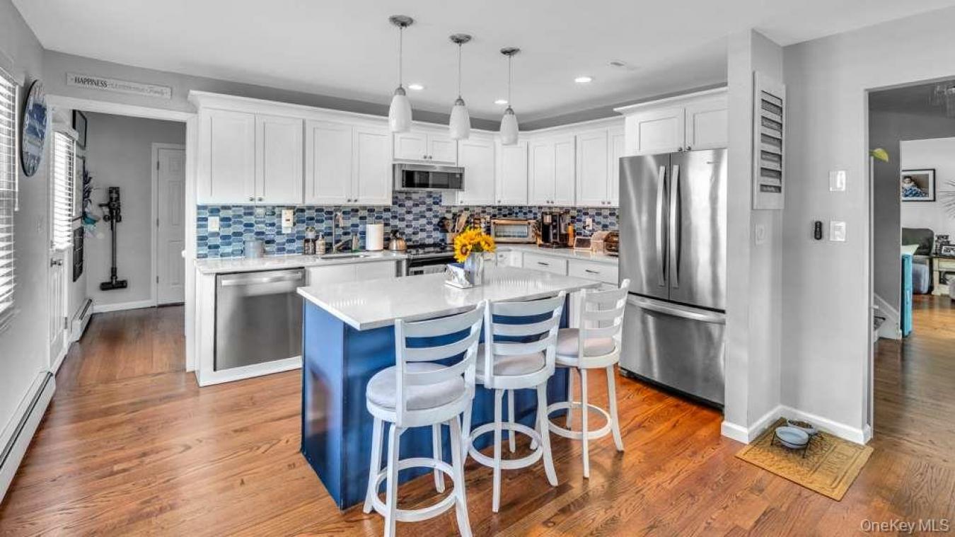 Huntington, Suffolk County, 11743, United States, 4 Bedrooms Bedrooms, ,2 BathroomsBathrooms,Residential,For Sale,2049925