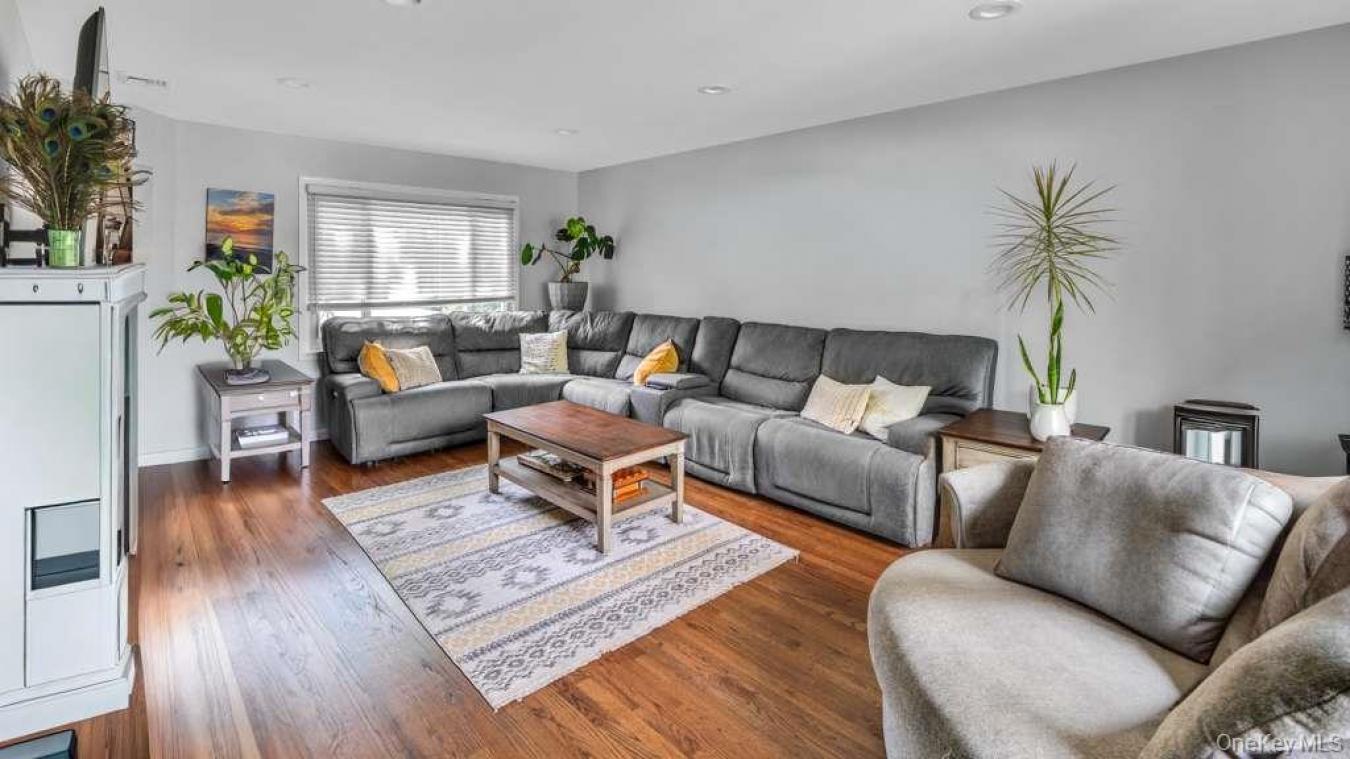 Huntington, Suffolk County, 11743, United States, 4 Bedrooms Bedrooms, ,2 BathroomsBathrooms,Residential,For Sale,2049925