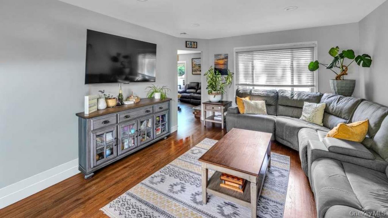 Huntington, Suffolk County, 11743, United States, 4 Bedrooms Bedrooms, ,2 BathroomsBathrooms,Residential,For Sale,2049925