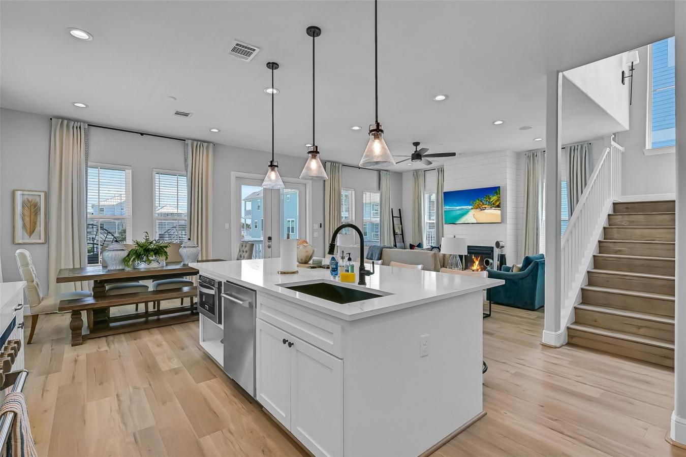 Galveston, Galveston, 77554, United States, 4 Bedrooms Bedrooms, ,4 BathroomsBathrooms,Residential,For Sale,2049915