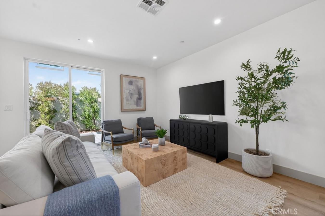 Paramount, Los Angeles, 90723, United States, 6 Bedrooms Bedrooms, ,4 BathroomsBathrooms,Residential,For Sale,2049906