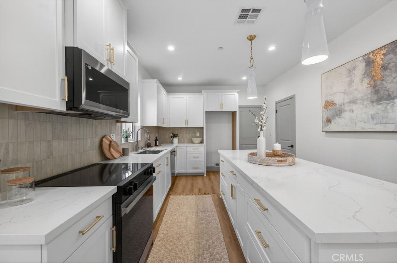 Paramount, Los Angeles, 90723, United States, 6 Bedrooms Bedrooms, ,4 BathroomsBathrooms,Residential,For Sale,2049906