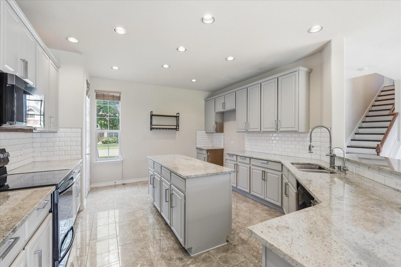 Welcome to 207 Moonlight Dr. in Euless, located in the sought-after Mi – image 11