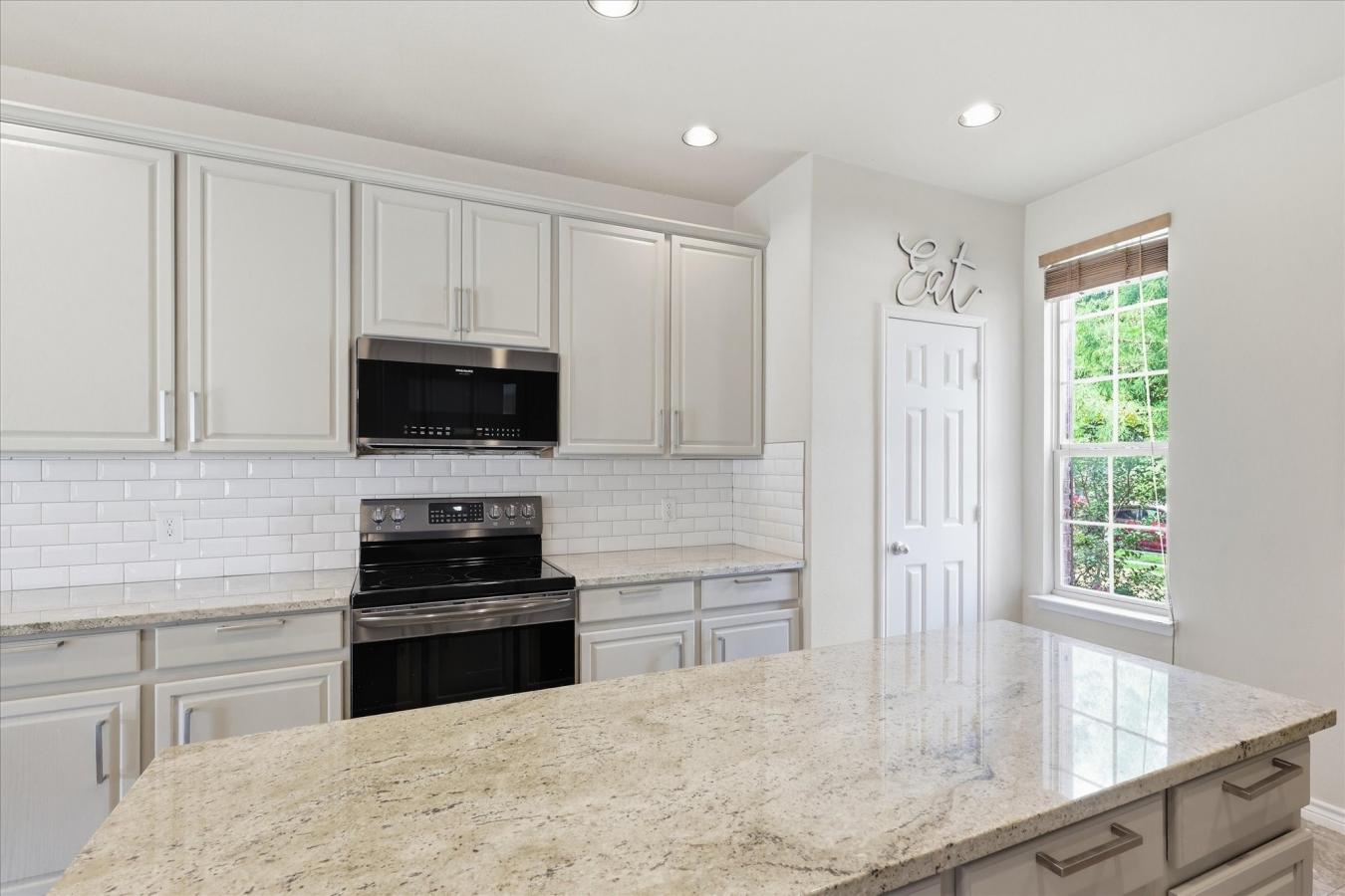 Welcome to 207 Moonlight Dr. in Euless, located in the sought-after Mi – image 12