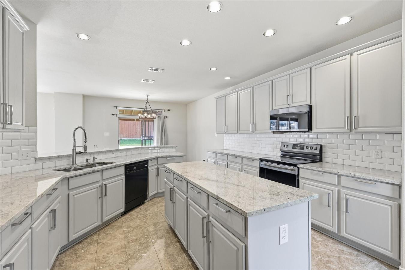 Welcome to 207 Moonlight Dr. in Euless, located in the sought-after Mi – image 13