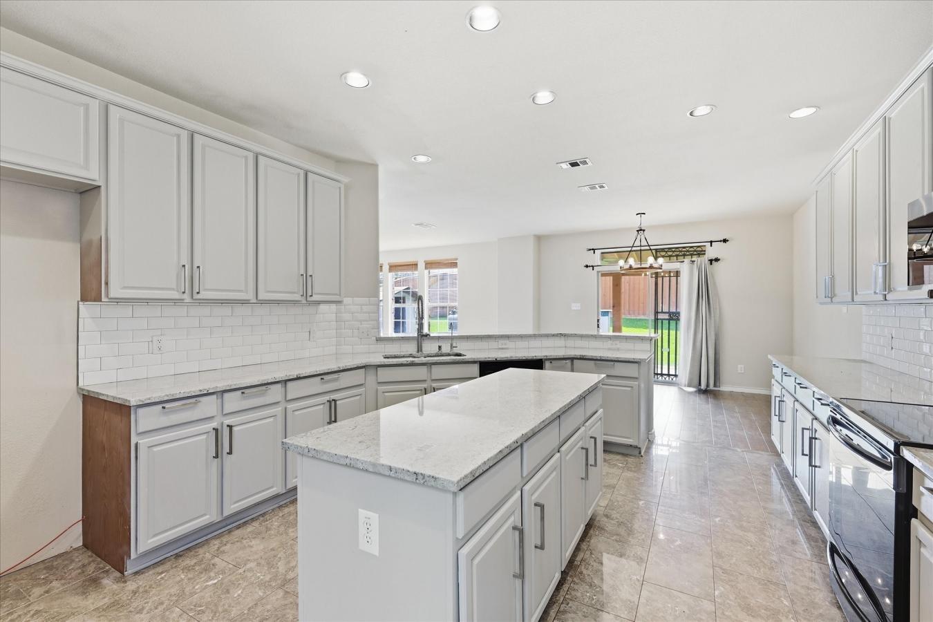 Welcome to 207 Moonlight Dr. in Euless, located in the sought-after Mi – image 14