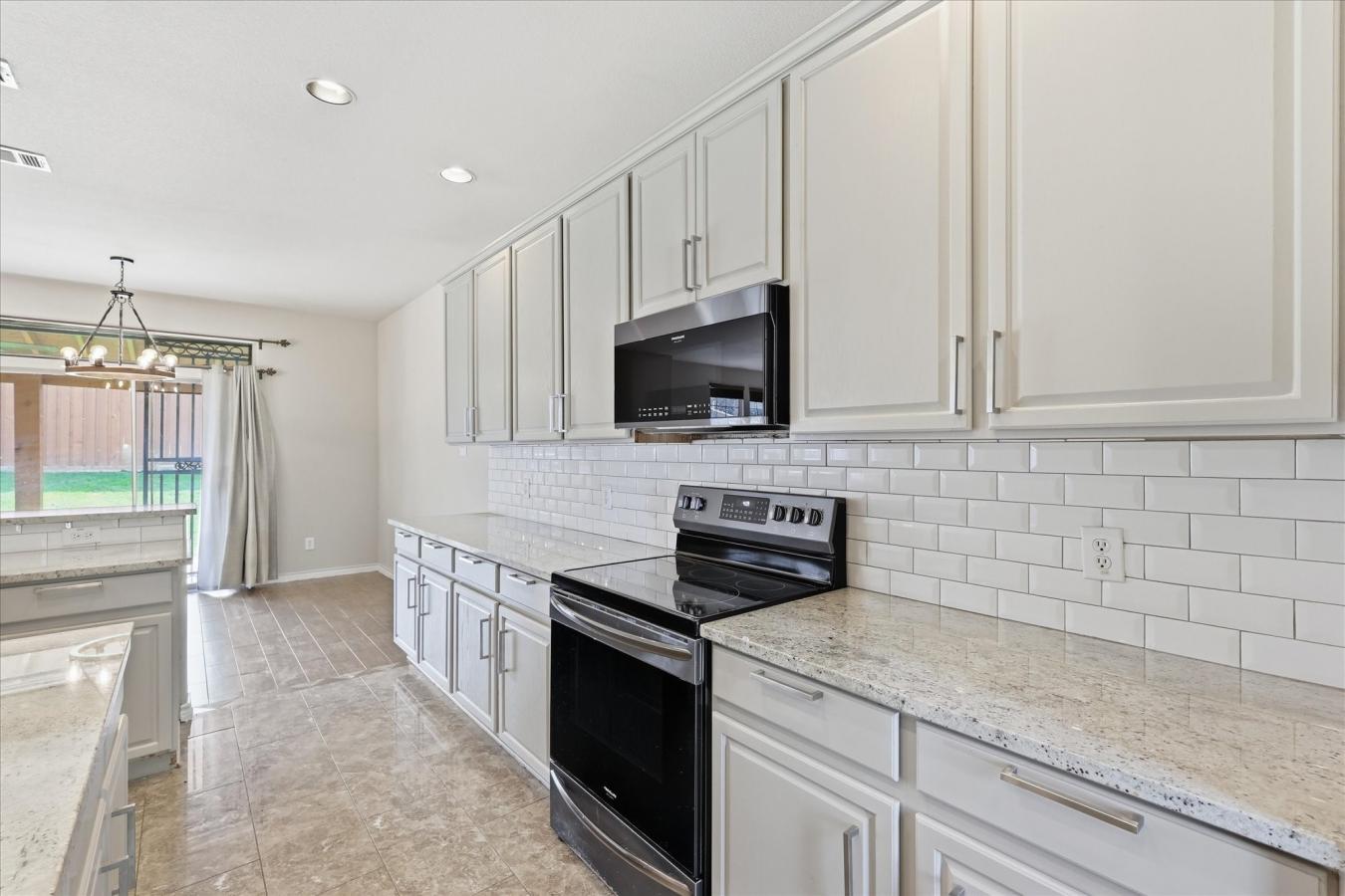 Welcome to 207 Moonlight Dr. in Euless, located in the sought-after Mi – image 15