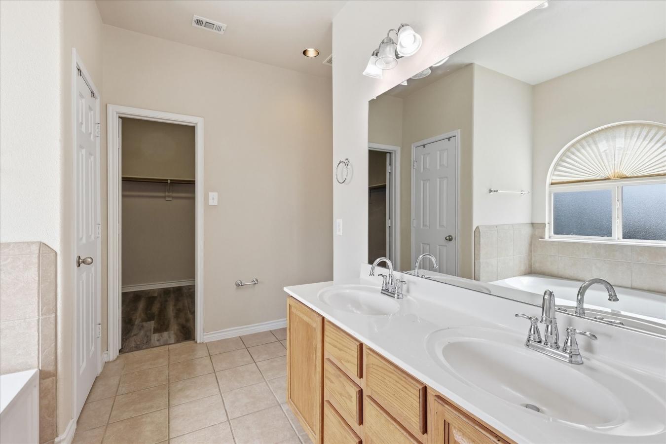 Welcome to 207 Moonlight Dr. in Euless, located in the sought-after Mi – image 17