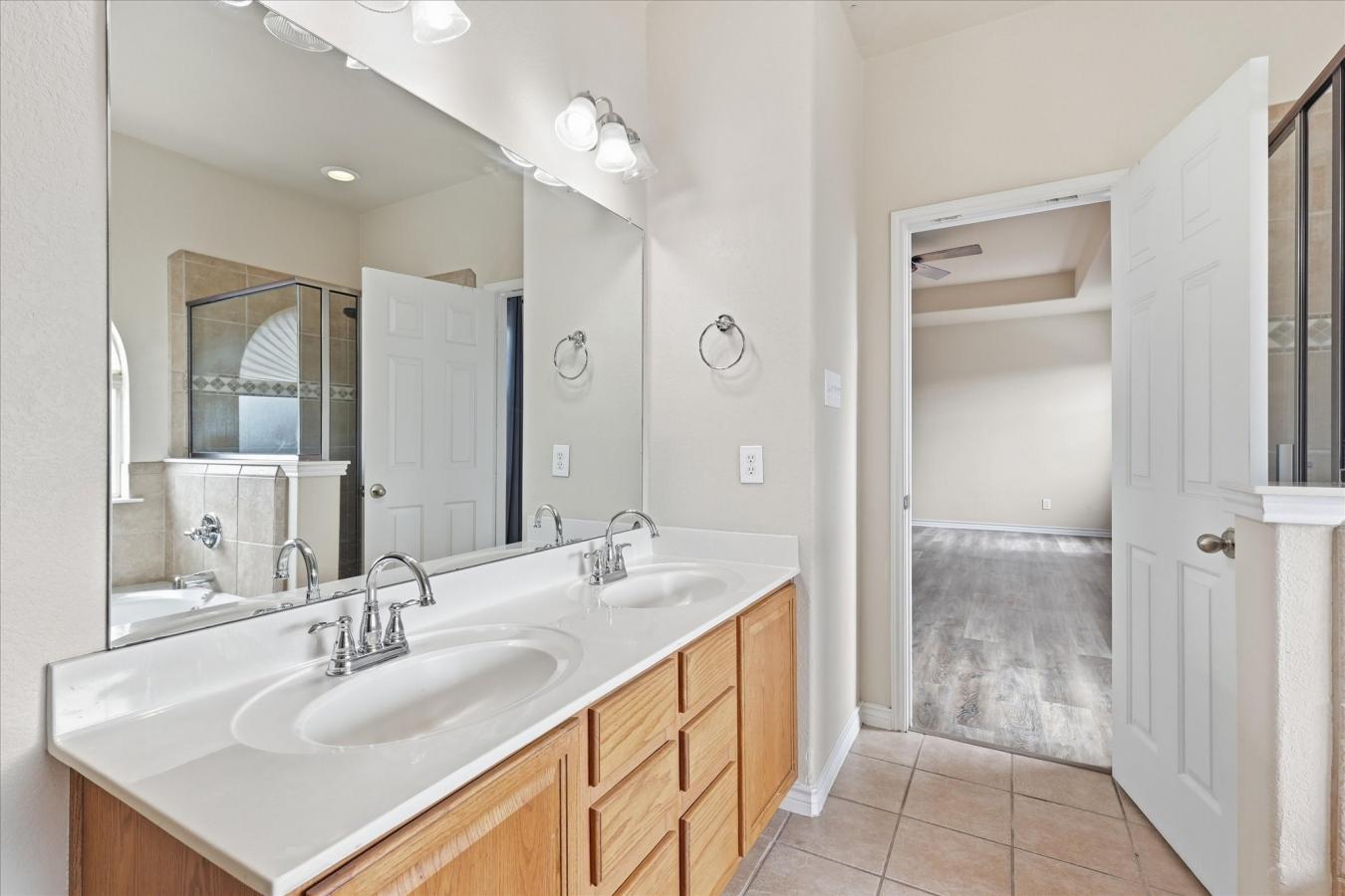 Welcome to 207 Moonlight Dr. in Euless, located in the sought-after Mi – image 18