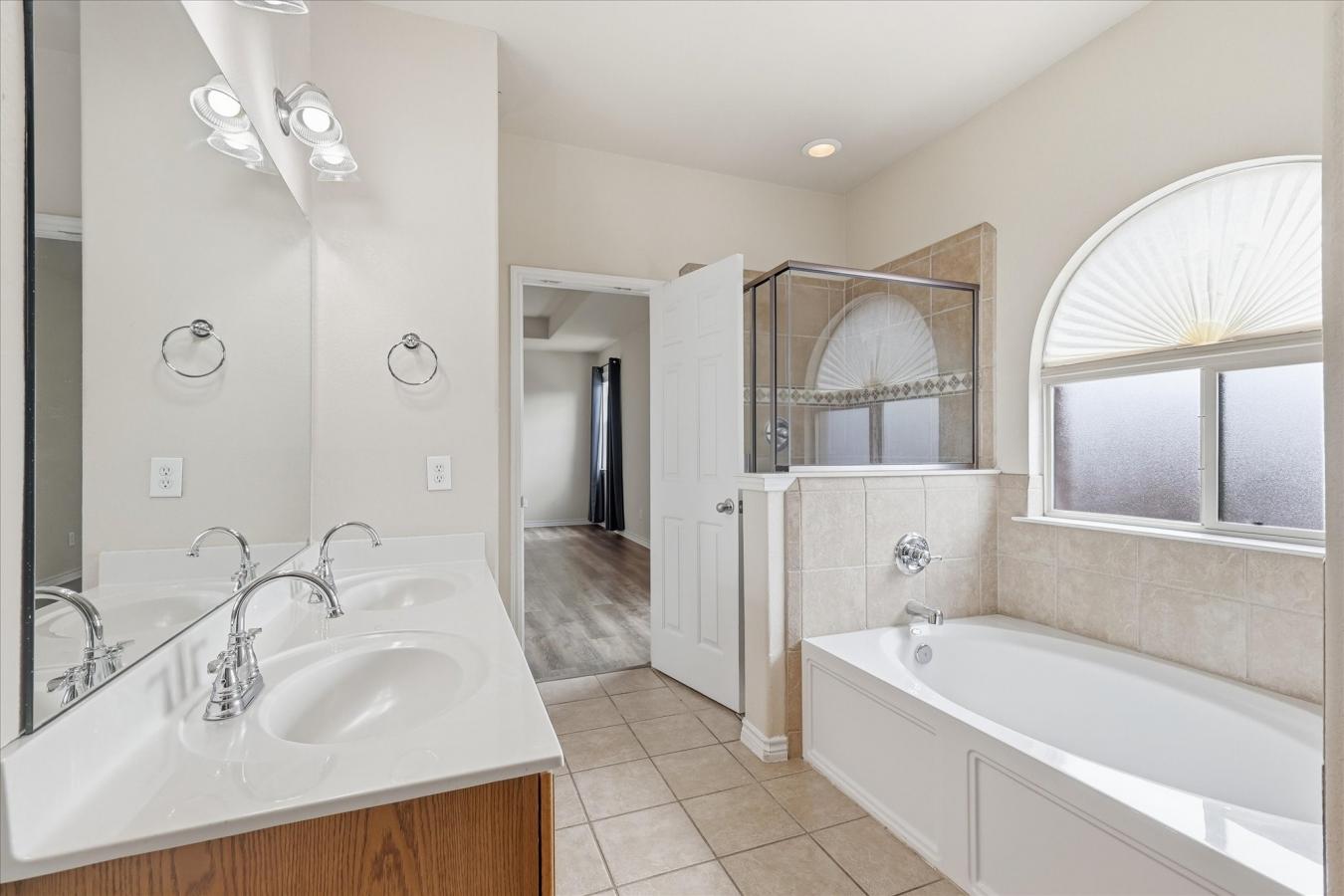 Welcome to 207 Moonlight Dr. in Euless, located in the sought-after Mi – image 20