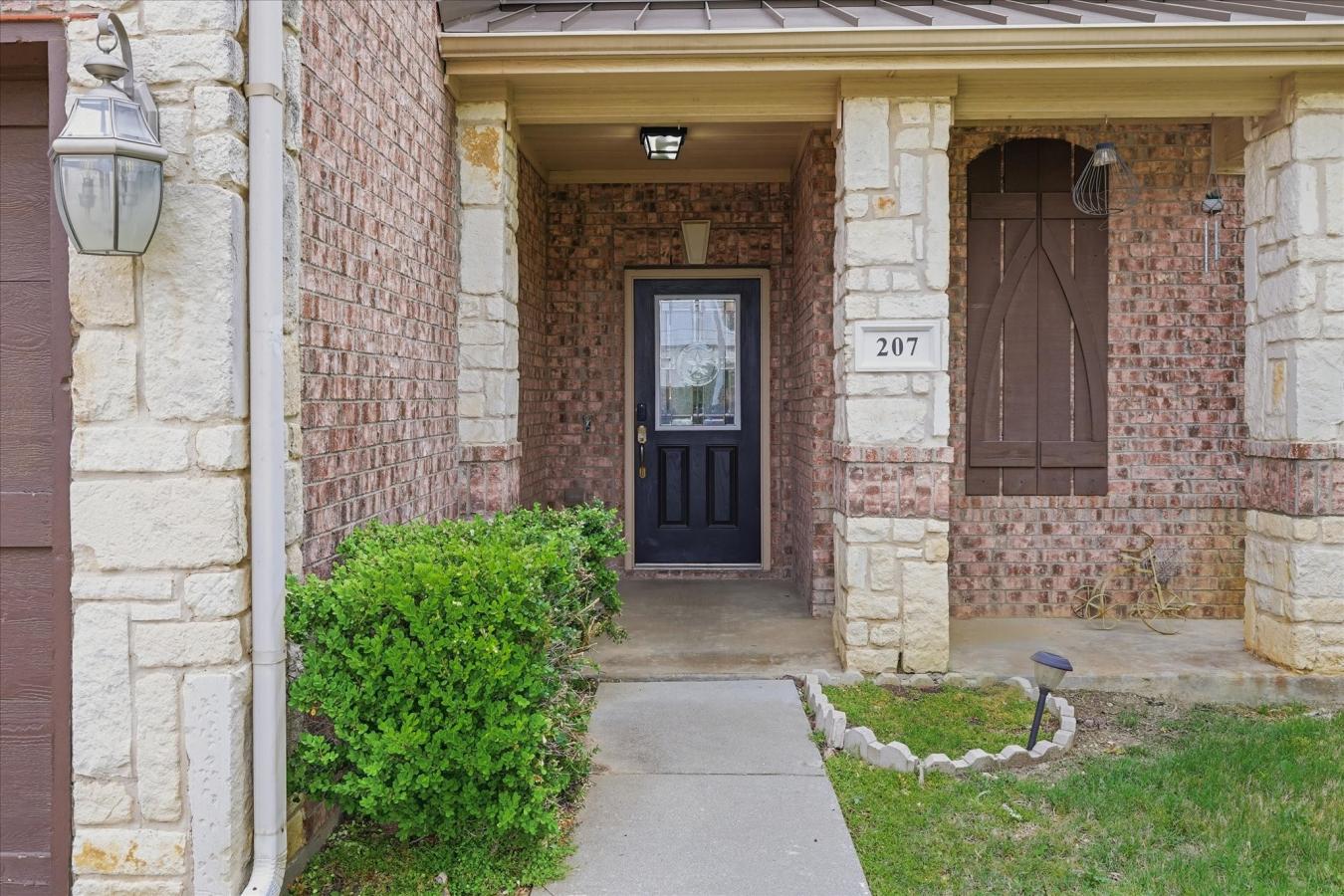 Welcome to 207 Moonlight Dr. in Euless, located in the sought-after Mi – image 3