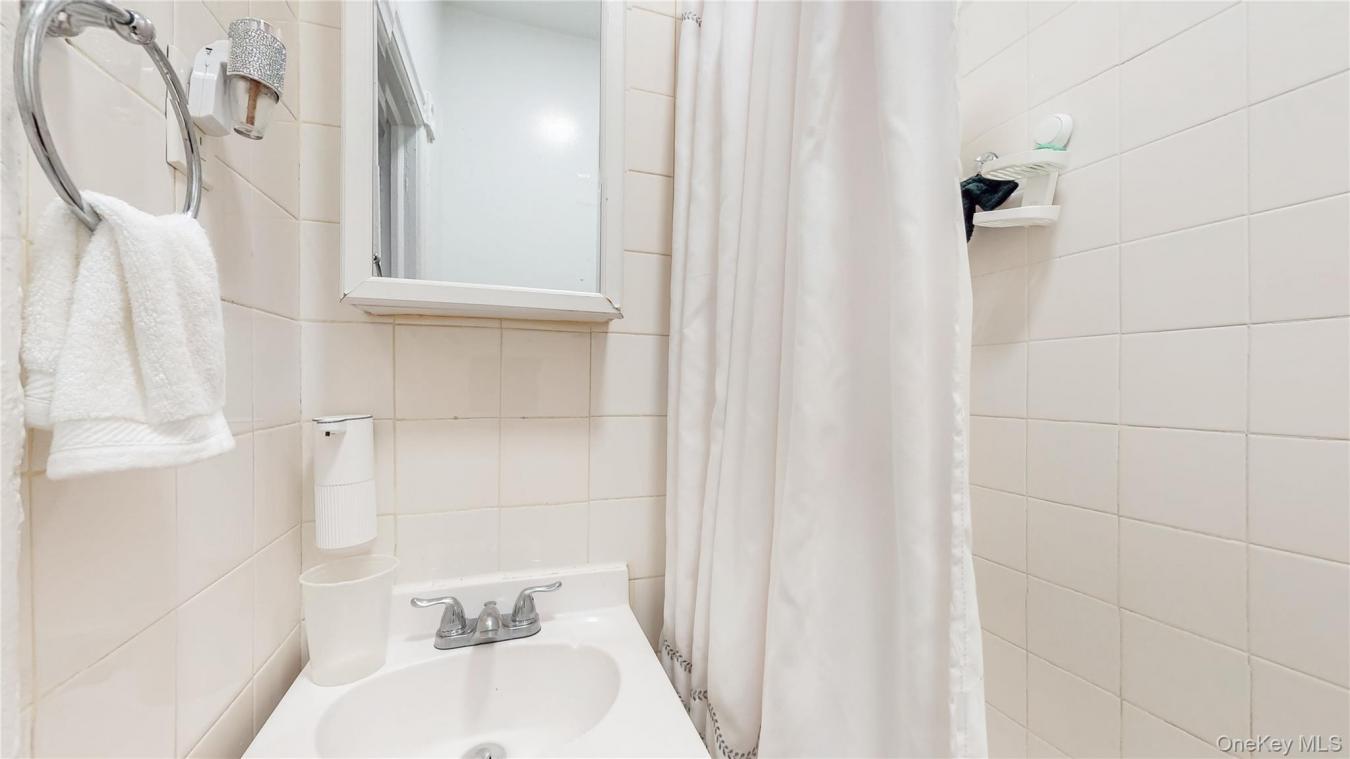 New York, Kings (Brooklyn), 11221, United States, 6 Bedrooms Bedrooms, ,3 BathroomsBathrooms,Residential,For Sale,2049884