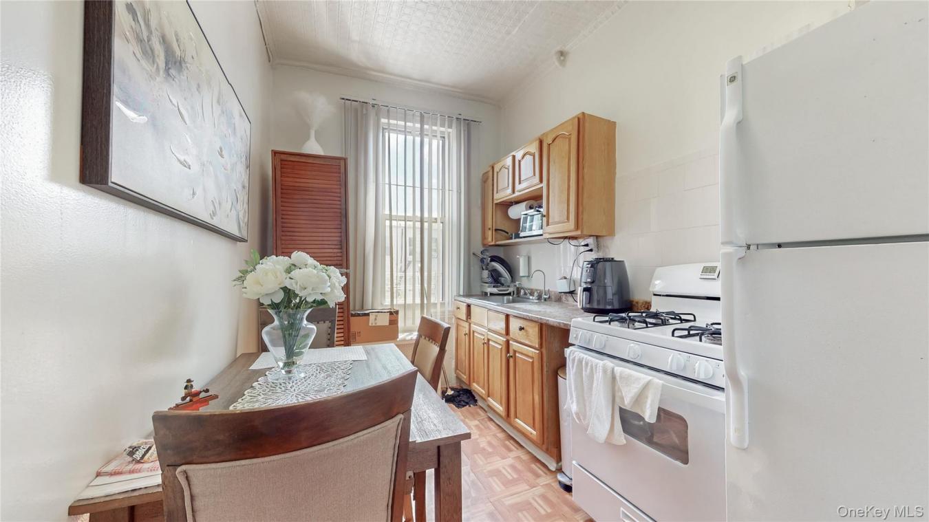 New York, Kings (Brooklyn), 11221, United States, 6 Bedrooms Bedrooms, ,3 BathroomsBathrooms,Residential,For Sale,2049884