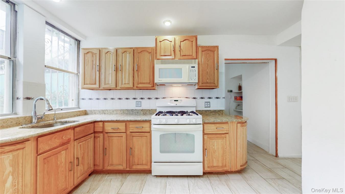 New York, Kings (Brooklyn), 11221, United States, 6 Bedrooms Bedrooms, ,3 BathroomsBathrooms,Residential,For Sale,2049884