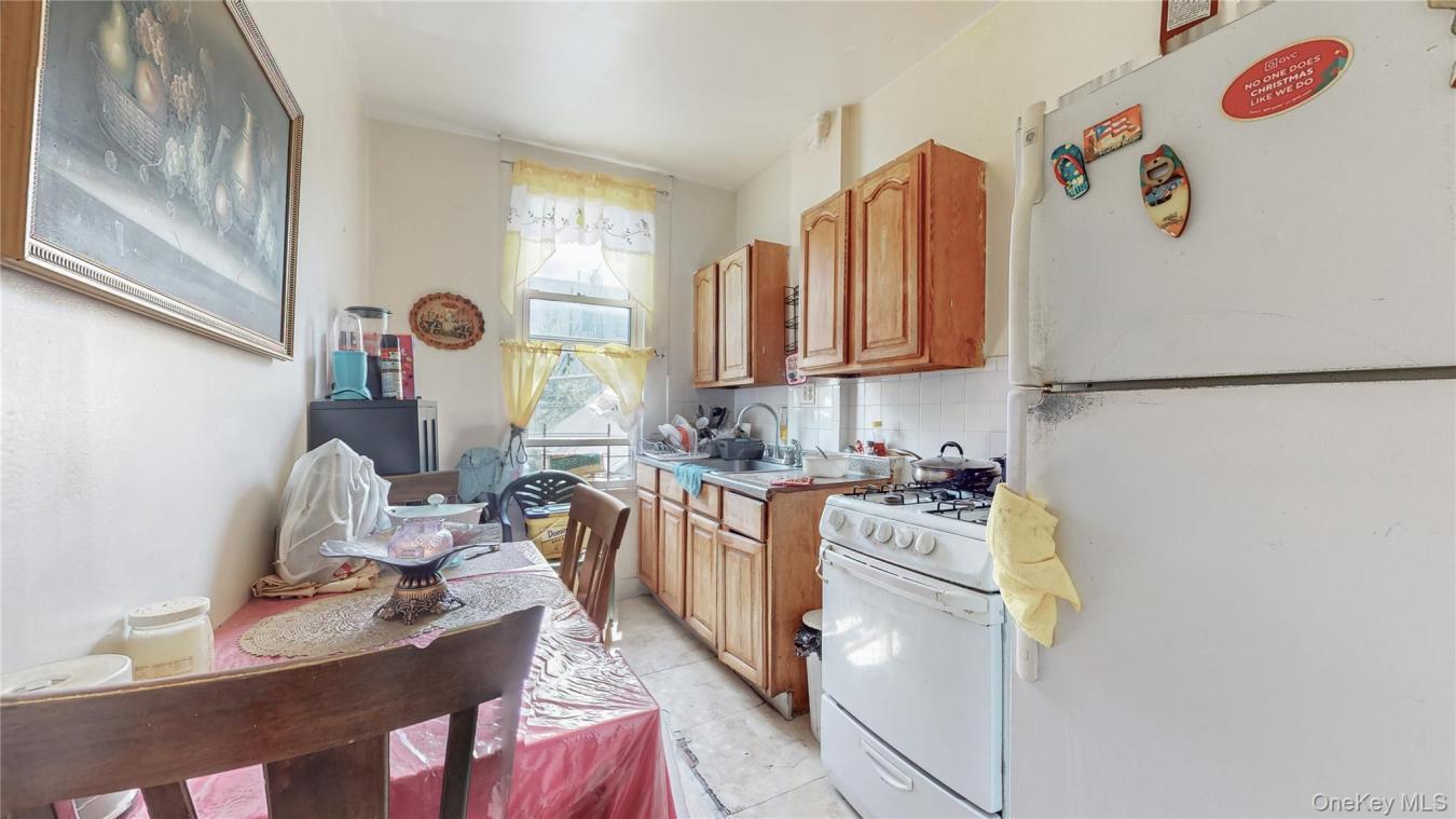 New York, Kings (Brooklyn), 11221, United States, 6 Bedrooms Bedrooms, ,3 BathroomsBathrooms,Residential,For Sale,2049884