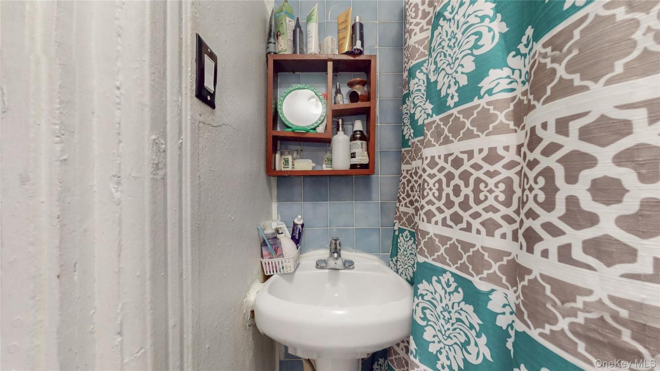 New York, Kings (Brooklyn), 11221, United States, 6 Bedrooms Bedrooms, ,3 BathroomsBathrooms,Residential,For Sale,2049884