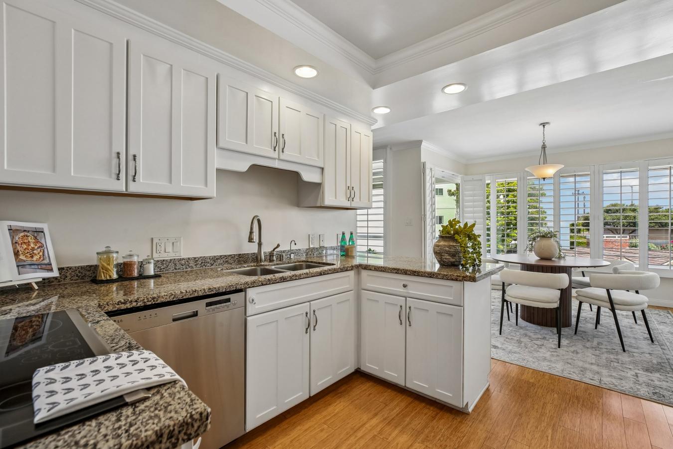 Redondo Beach, Los Angeles, 90277, United States, 2 Bedrooms Bedrooms, ,2 BathroomsBathrooms,Residential,For Sale,2049872