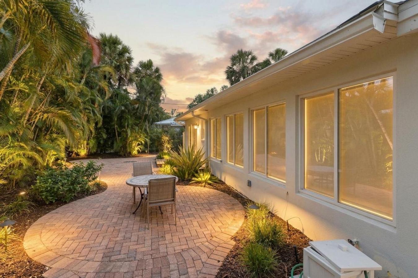Sarasota, Sarasota, 34236, United States, 2 Bedrooms Bedrooms, ,2 BathroomsBathrooms,Residential,For Sale,2049865
