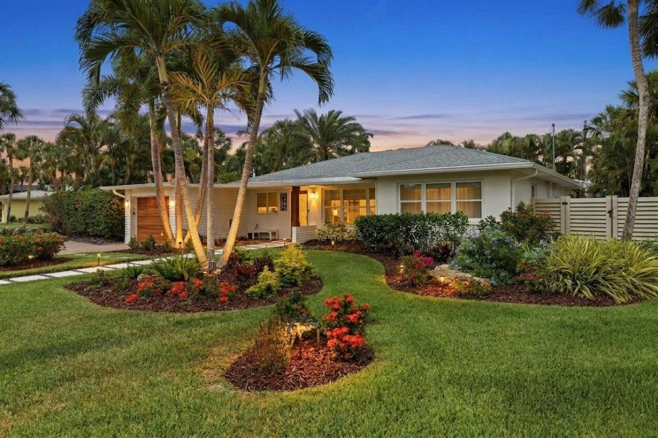 Sarasota, Sarasota, 34236, United States, 2 Bedrooms Bedrooms, ,2 BathroomsBathrooms,Residential,For Sale,2049865
