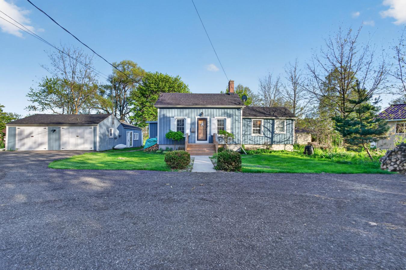 Bath, Lennox & Addington, K0H 1G0, Canada, 7 Bedrooms Bedrooms, ,4 BathroomsBathrooms,Residential,For Sale,2049828