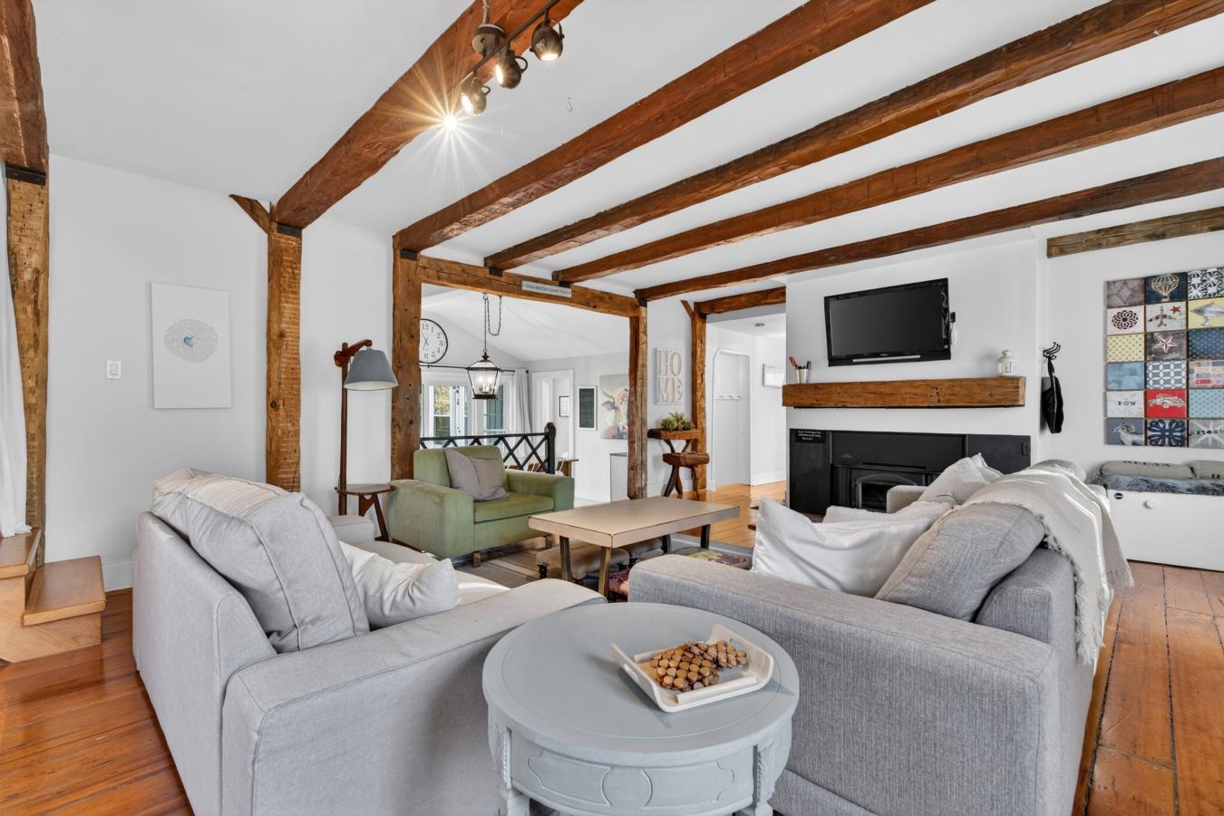 Bath, Lennox & Addington, K0H 1G0, Canada, 7 Bedrooms Bedrooms, ,4 BathroomsBathrooms,Residential,For Sale,2049828