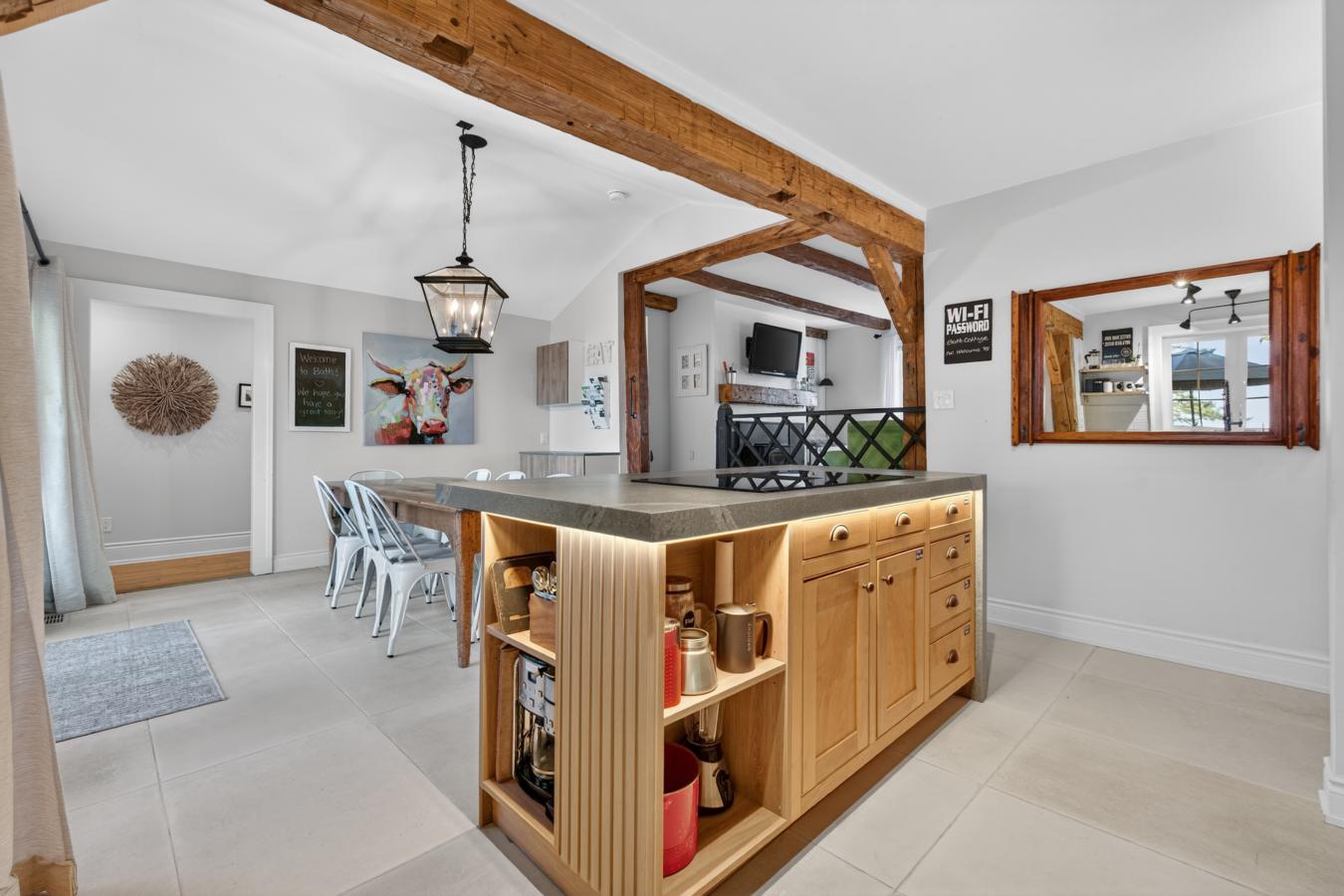 Bath, Lennox & Addington, K0H 1G0, Canada, 7 Bedrooms Bedrooms, ,4 BathroomsBathrooms,Residential,For Sale,2049828