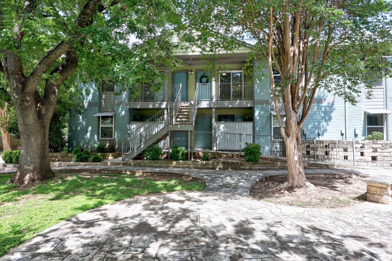 Live in the heart of South Austins vibrant energy in this beautifully – image 4