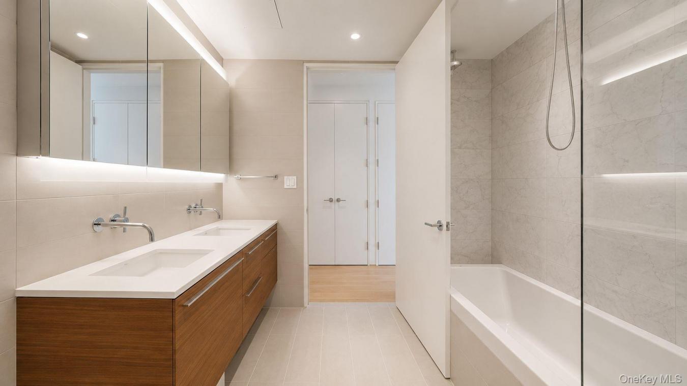 New York, New York (Manhattan), 10003, United States, 2 Bedrooms Bedrooms, ,2 BathroomsBathrooms,Residential,For Sale,2049779