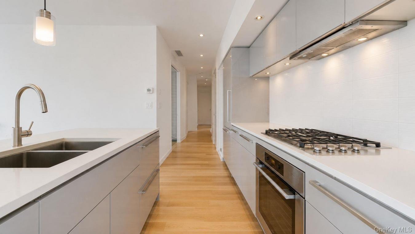 New York, New York (Manhattan), 10003, United States, 2 Bedrooms Bedrooms, ,2 BathroomsBathrooms,Residential,For Sale,2049779