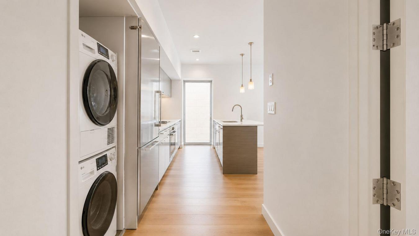 New York, New York (Manhattan), 10003, United States, 2 Bedrooms Bedrooms, ,2 BathroomsBathrooms,Residential,For Sale,2049779