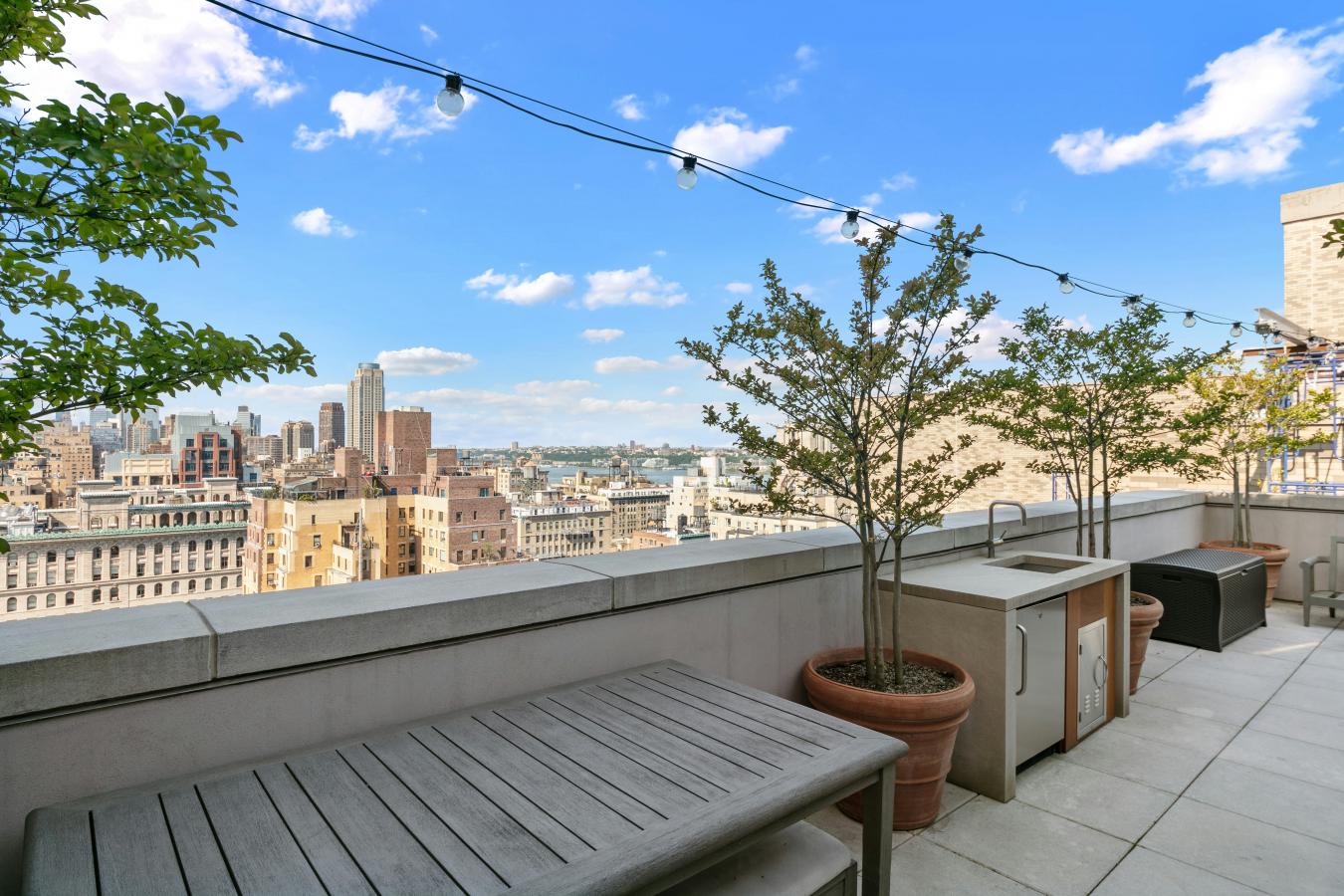 New York, New York, 10024, United States, 4 Bedrooms Bedrooms, ,3 BathroomsBathrooms,Residential,For Sale,2049708