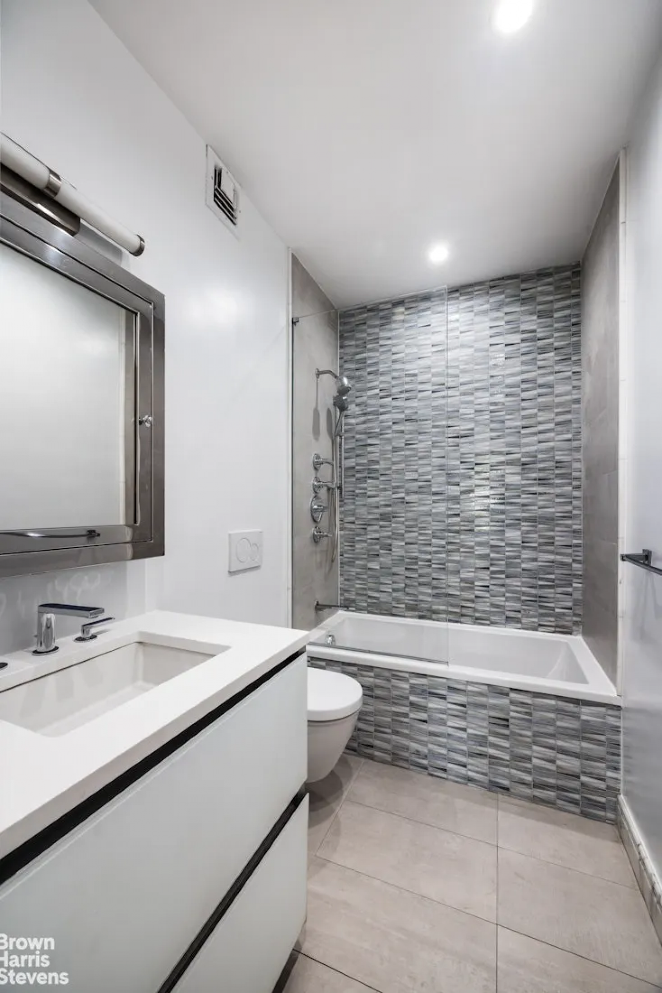 New York, New York, 10025, United States, 5 Bedrooms Bedrooms, ,4 BathroomsBathrooms,Residential,For Sale,2049706