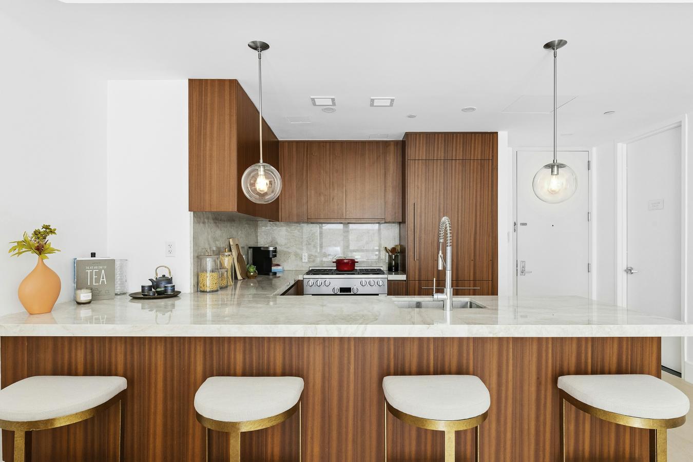 IMMEDIATE OCCUPANCY The Maisonette at Minuet is an exceptionally rare – image 4