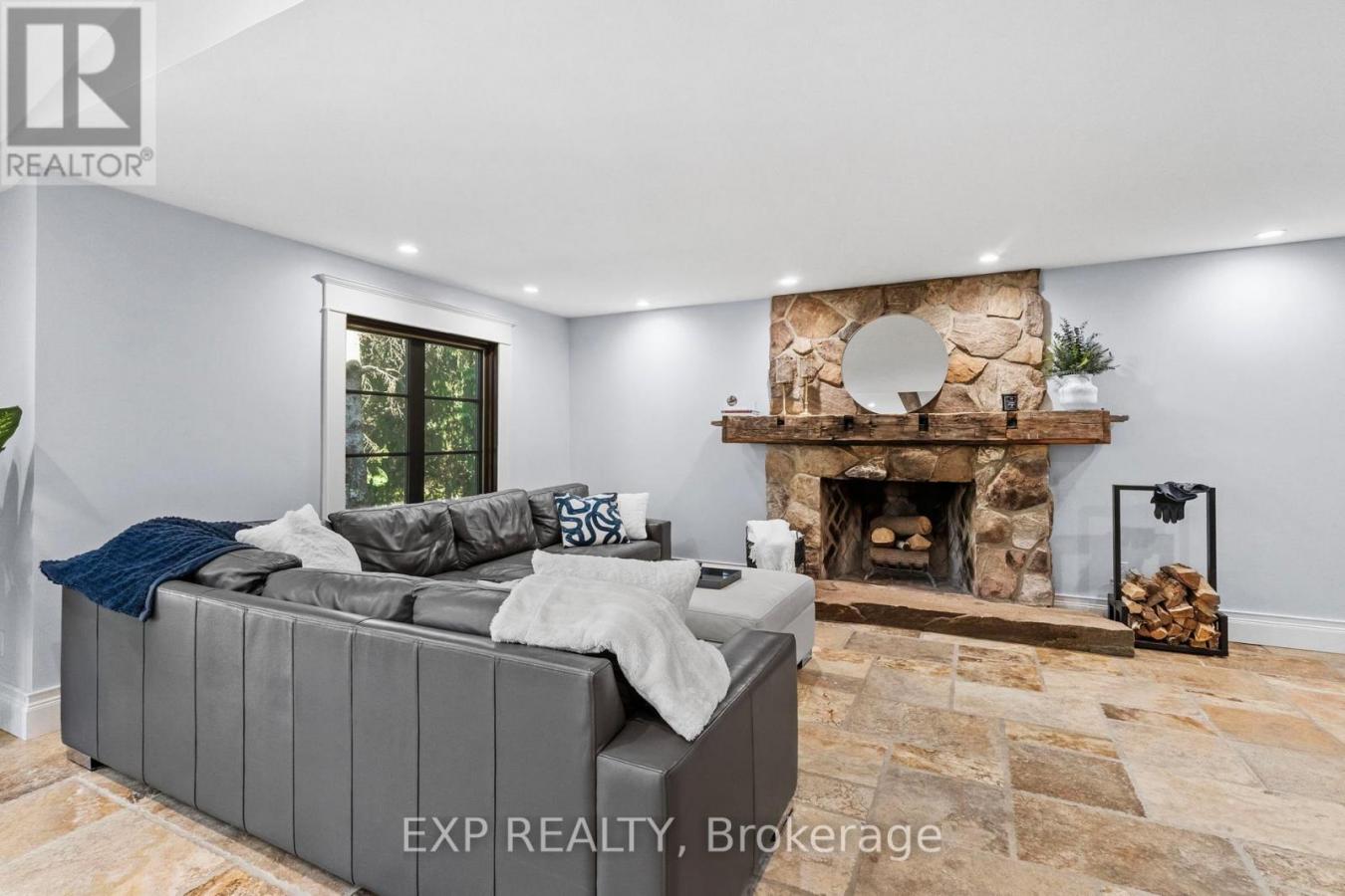 Newmarket, ON, L3X1K8, Canada, 6 Bedrooms Bedrooms, ,4 BathroomsBathrooms,Residential,For Sale,2049681